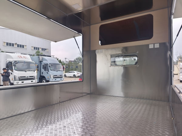 多功能房车版餐车 跃进S100 可住人可经营 支持私人定制