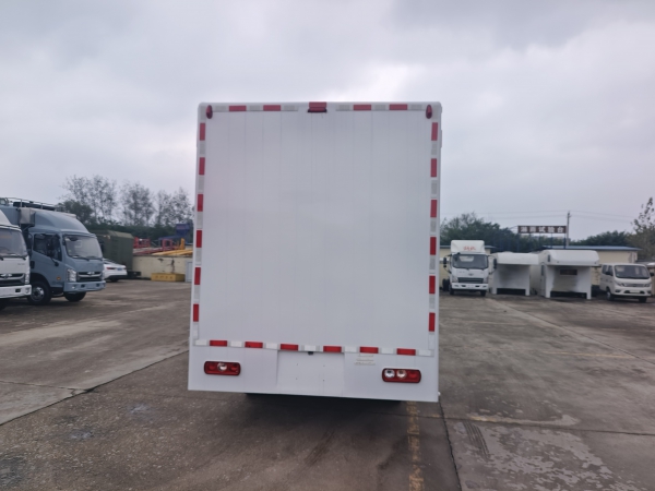 多功能房车版餐车 跃进S100 可住人可经营 支持私人定制