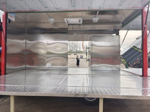 下沉式农村厨房餐车：地台操作更方便，乡宴办得更体面